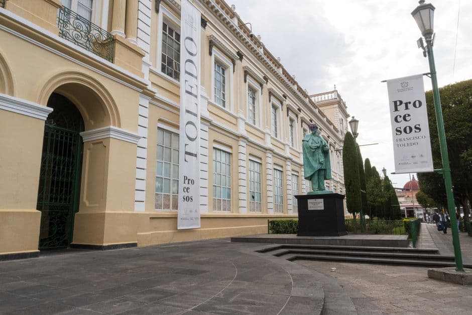 Edificio histórico y estatua en Toluca, en la sala de chat de Toluca