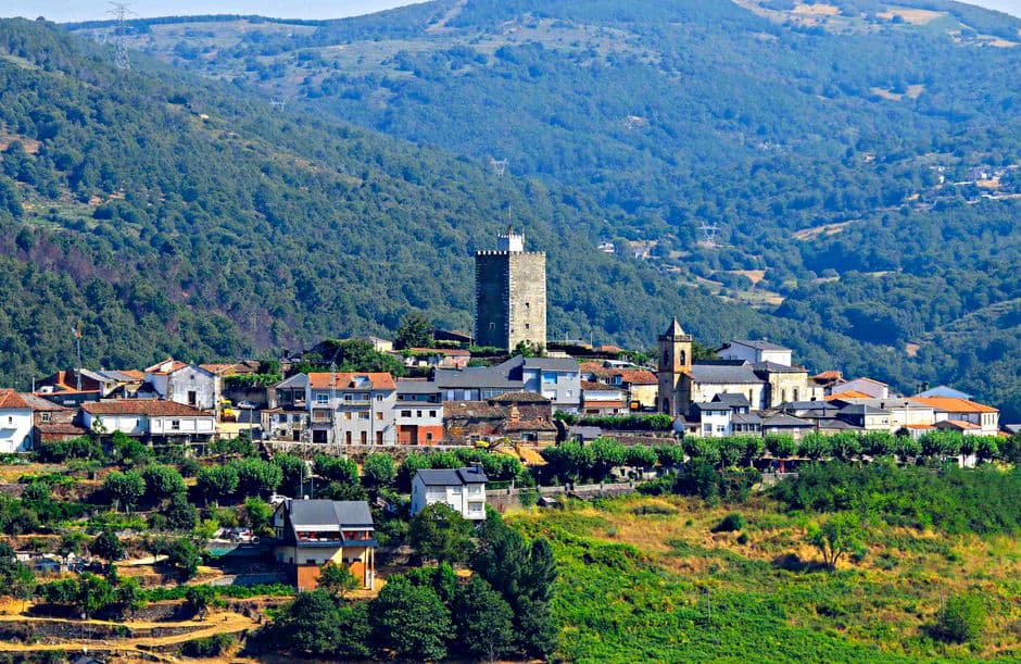 Pueblo de Viana do Bolo con casas y montañas, en la sala de chat de Torreón