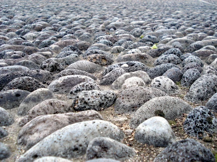 Piedras marrones sobre tierra bajo luz solar, en el chat de Piedras Negras