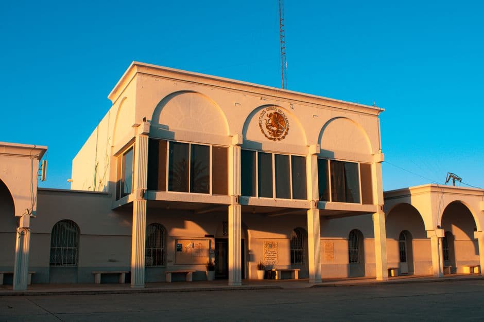 un gran edificio blanco con torre de reloj en la sala de chat de Hermosillo