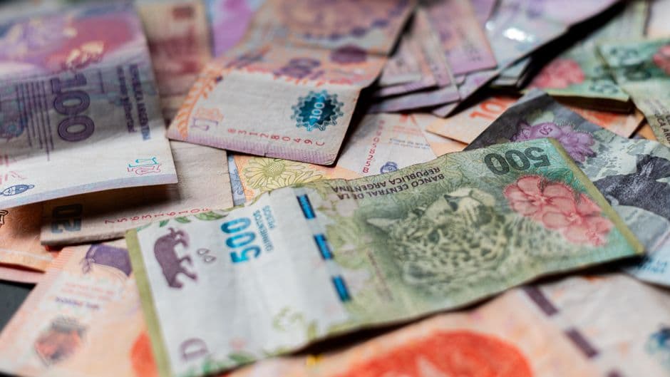 Billetes de colores de pesos argentinos en la sala de chat de Argentina