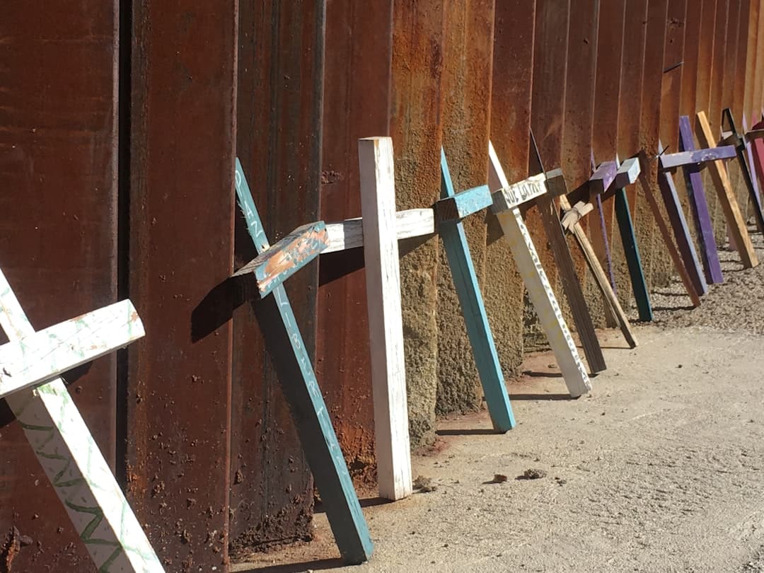 Cruz de madera alineadas al borde de una carretera, en la sala de chat de Nogales
