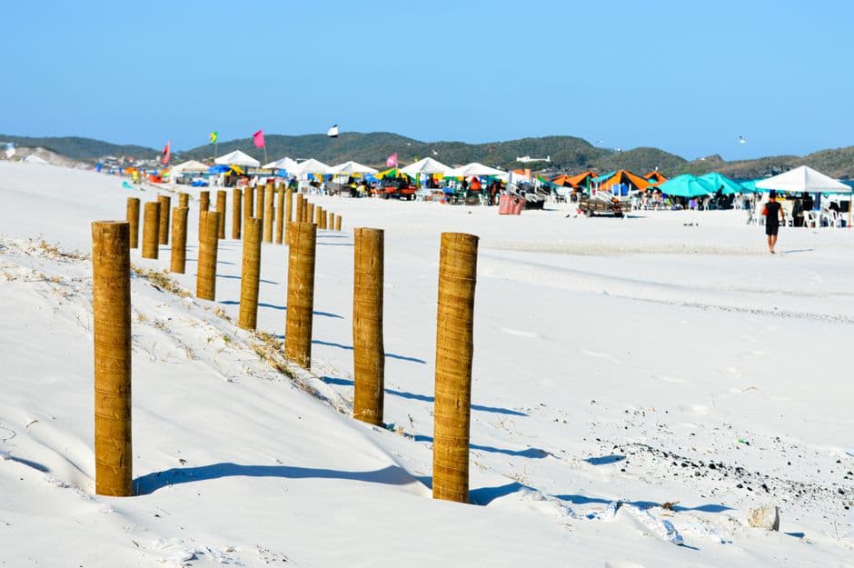 Una playa de arena blanca con tiendas de colores, en la sala de chat de Playas de Rosarito