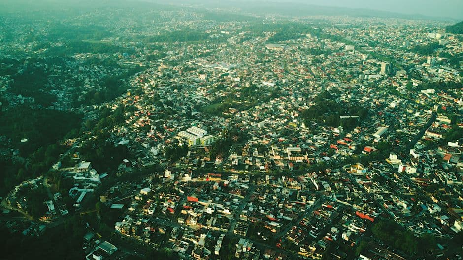 Vista aérea de una ciudad con edificios y calles, en la sala de chat de Xalapa