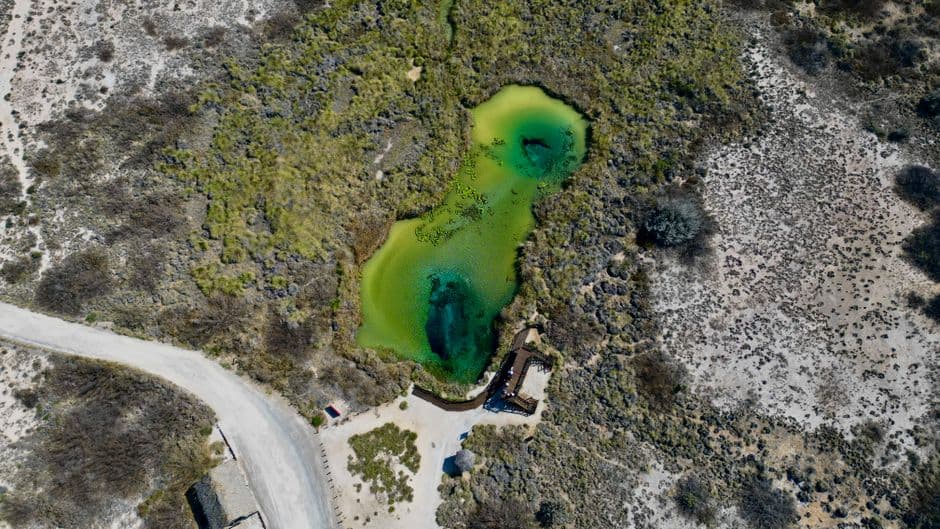 Vista aérea de una poza azul en un entorno natural, en la sala de chat de Poza Rica de Hidalgo