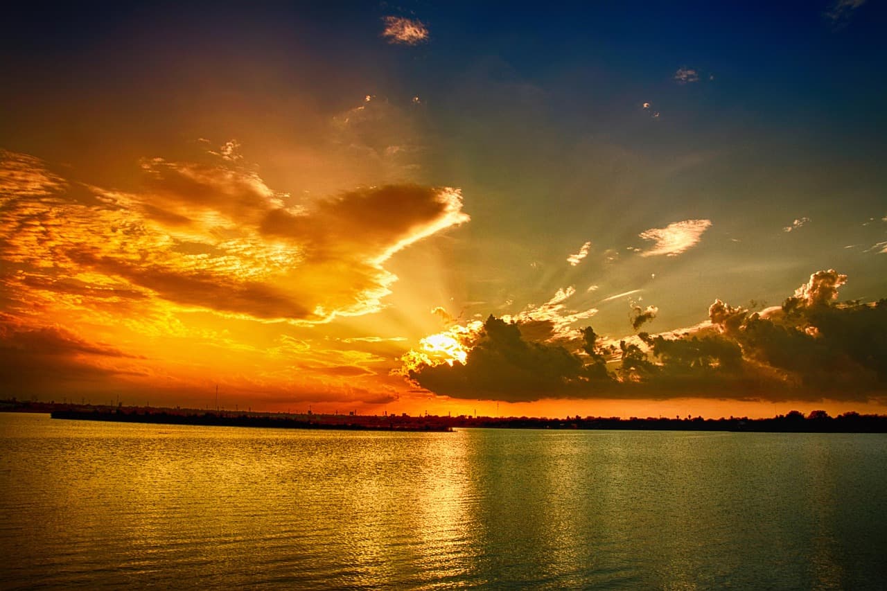 Atardecer con nubes en el cielo, en el chat de Reynosa
