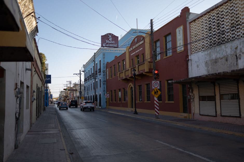 Vista de la calle al anochecer en Matamoros, en la sala de chat de Matamoros