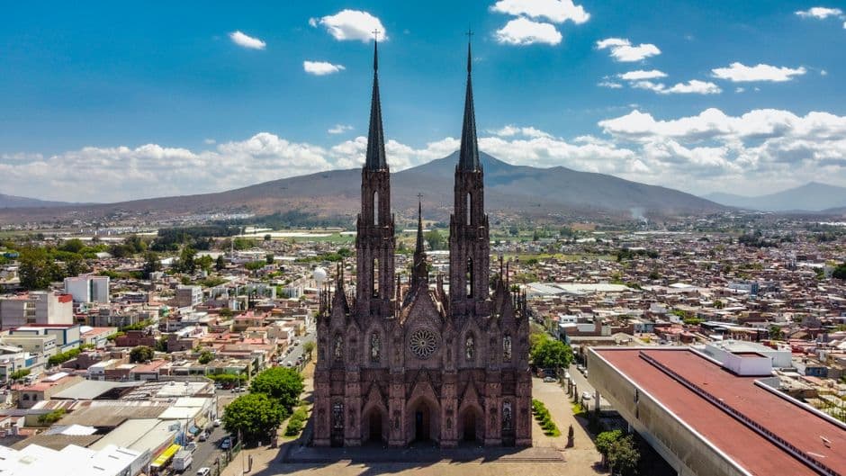 Catedral en una ciudad mexicana, en la sala de chat de Zamora
