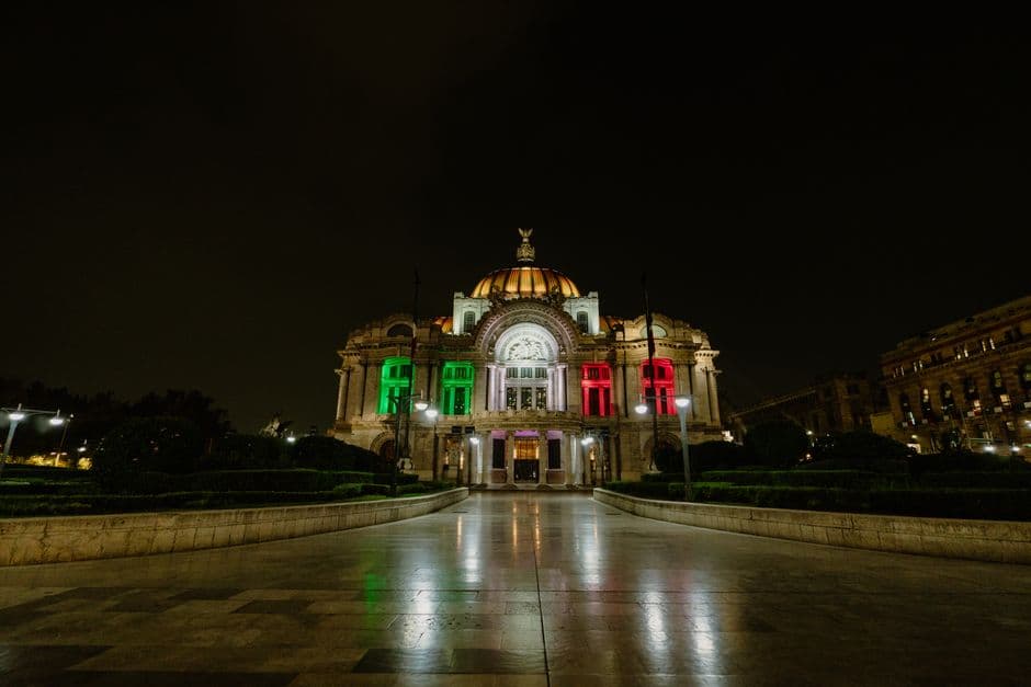 Edificios iluminados en la noche, en la sala de chat de Gómez Palacio