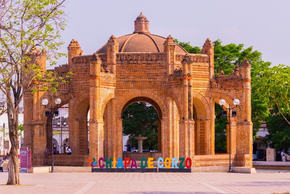 Arco de piedra con letrero del viejo pueblo, en el chat de Tuxtla Gutiérrez