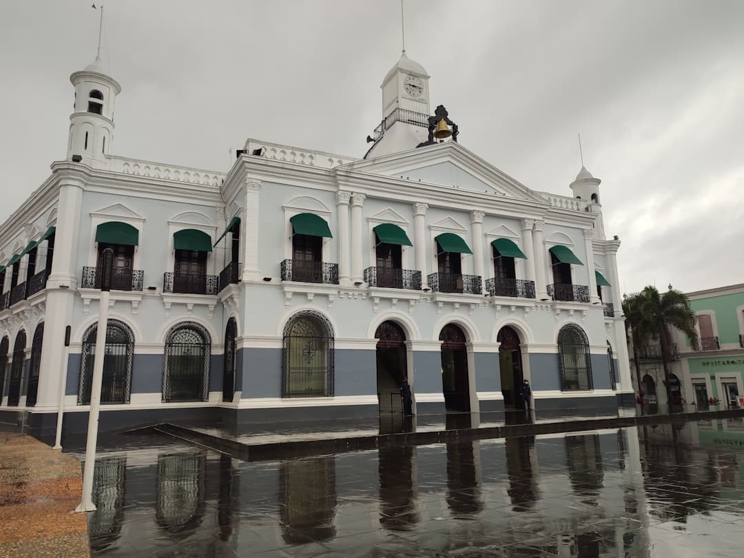Edificio blanco grande junto a agua en la sala de chat de Villahermosa