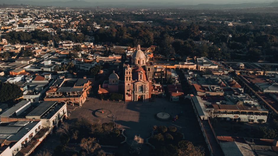 Plaza con catedral en una ciudad, en la sala de chat de San Juan del Río