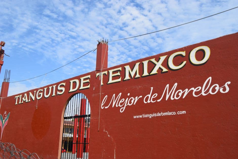 Fachada de un edificio con letras en español, en la sala de chat de Temixco