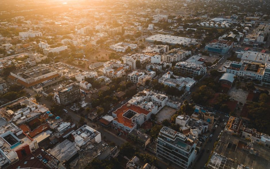 Puesta de sol sobre una ciudad costera, en la sala de chat de Ciudad del Carmen
