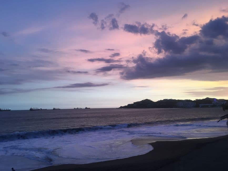 Nubes vespertinas sobre la costa, en la sala de chat de Manzanillo