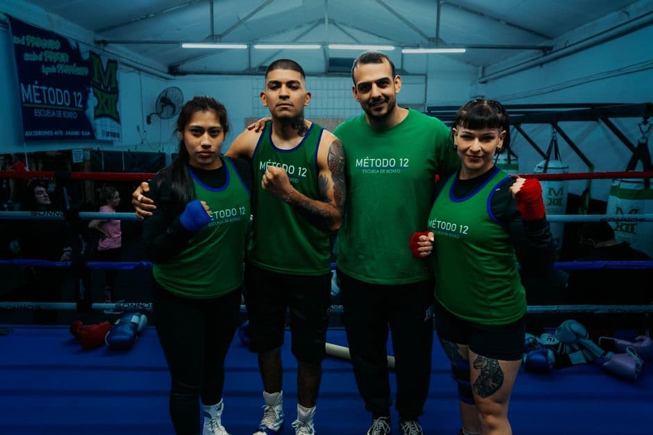 Equipo de boxeo posando en un gimnasio, en la sala de chat de Navojoa