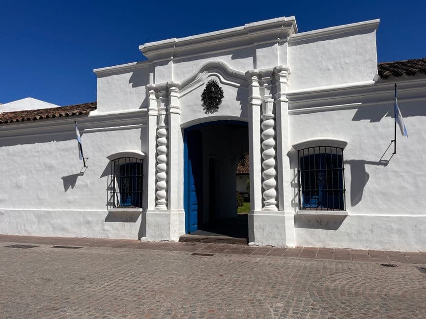 Casa histórica de Tucumán bajo la luz del día, en la sala de chat de Tucumán