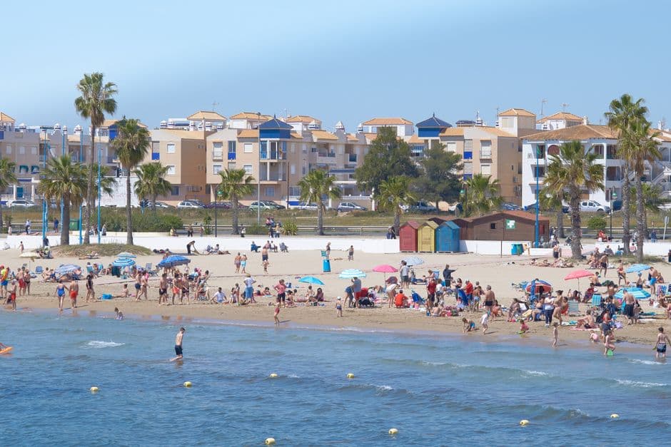 Gente disfrutando en una playa de un resort, en la sala de chat de Torrevieja
