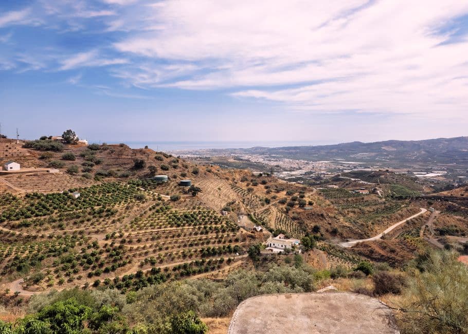 Paisaje andaluz con montañas y valles, en la sala de chat de Vélez-Málaga