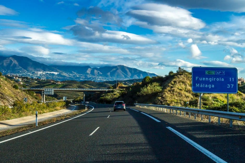 Coche negro en una carretera, en la sala de chat de Fuengirola