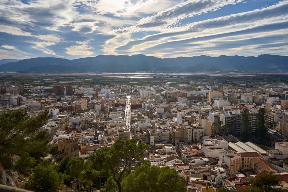 Ciudad con montañas al fondo, en la sala de chat de Orihuela