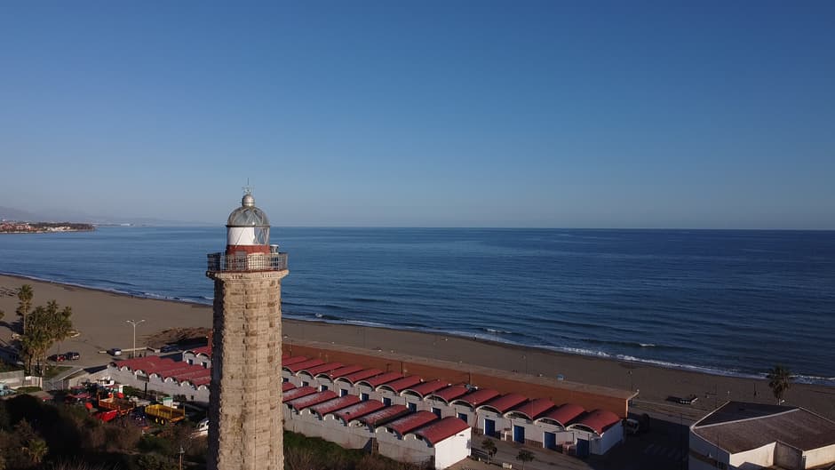 Cabaña de madera y faro en una playa, en la sala de chat de Estepona
