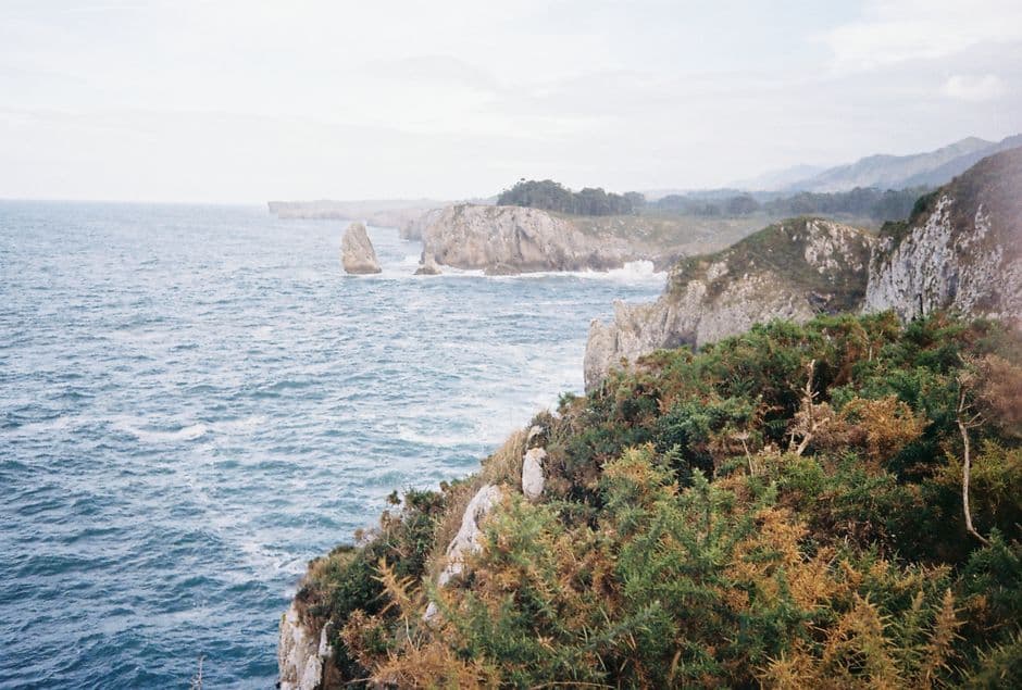 Acantilados y mar en un paisaje natural, en la sala de chat de Paterna