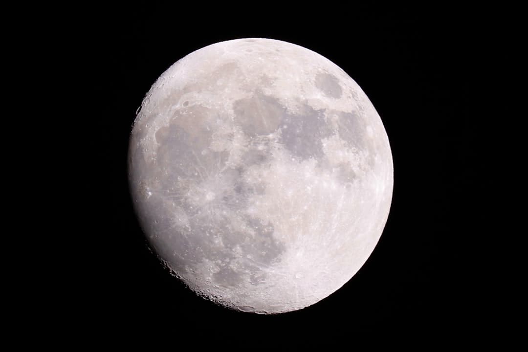 Luna brillante en el cielo nocturno, en la sala de chat de Majadahonda
