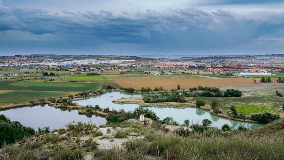 Lagos entre campos bajo un cielo nublado, en el chat de Boadilla del Monte