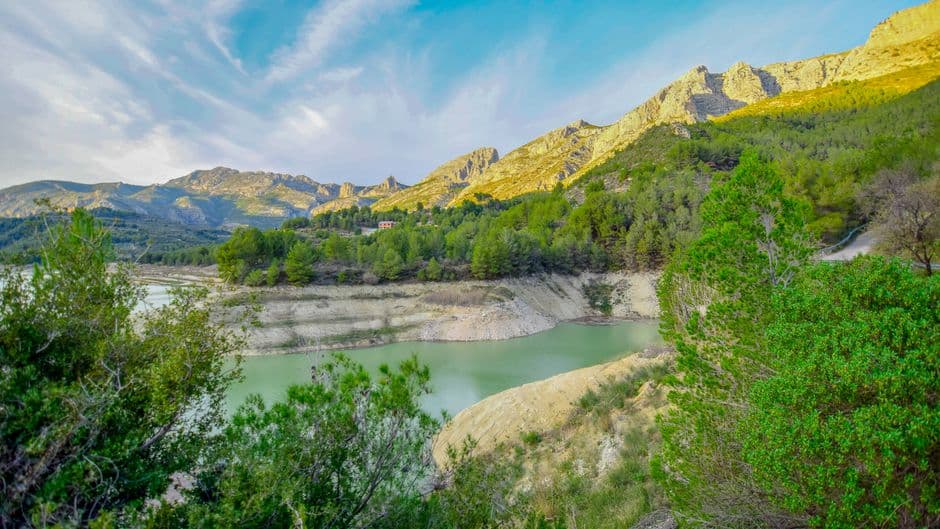 Paisaje sereno con un río, en la sala de chat de Alcoy