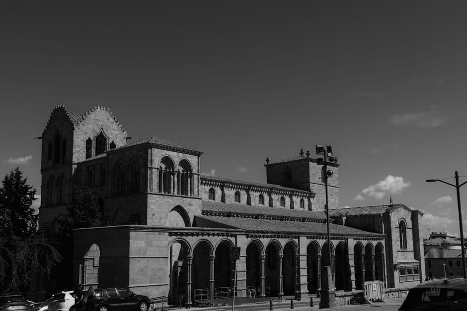 Vista en blanco y negro de una basílica, en el chat de San Vicente del Raspeig
