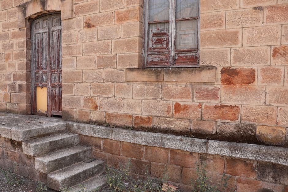 Fachada de un edificio histórico en Linares, en la sala de chat de Linares