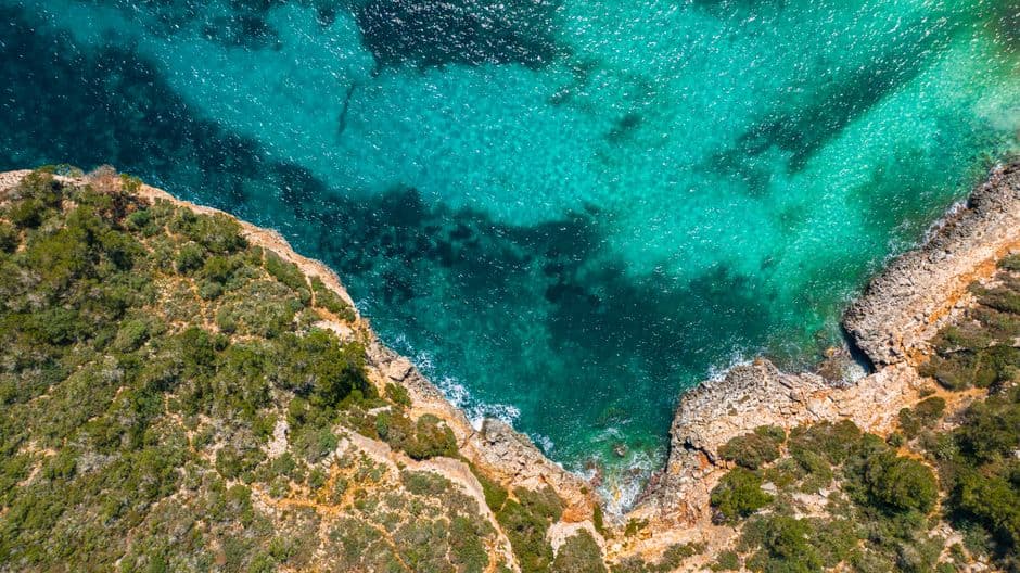 Vista aérea de acantilados y aguas turquesas, en el chat de Calviá