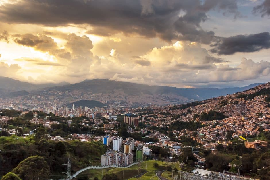 Nubes sobre una ciudad al atardecer, en la sala de chat de Colombia