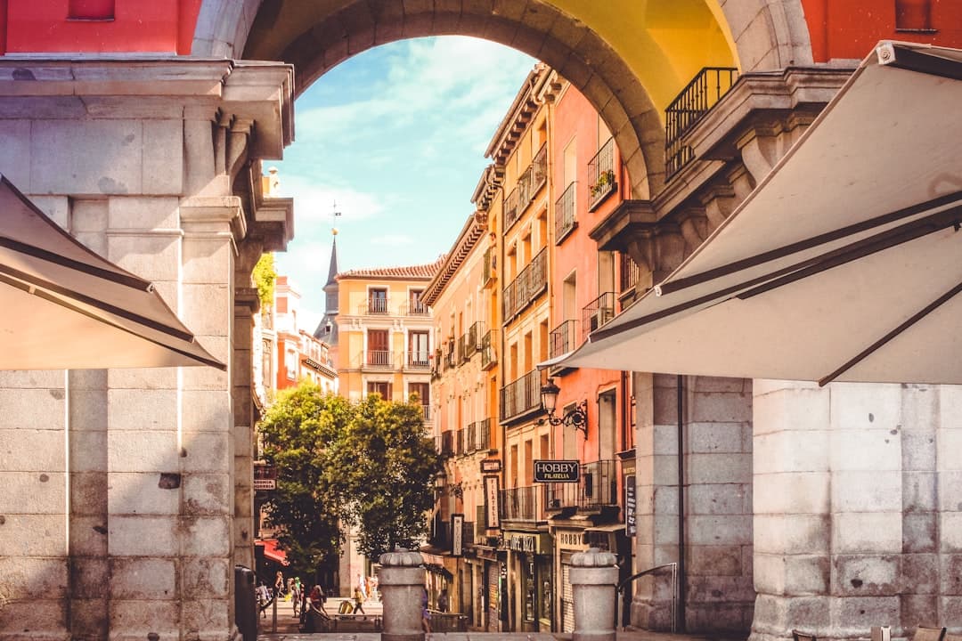 Casas y tejados rojos en calle, en la sala de chat de Rincón de la Victoria