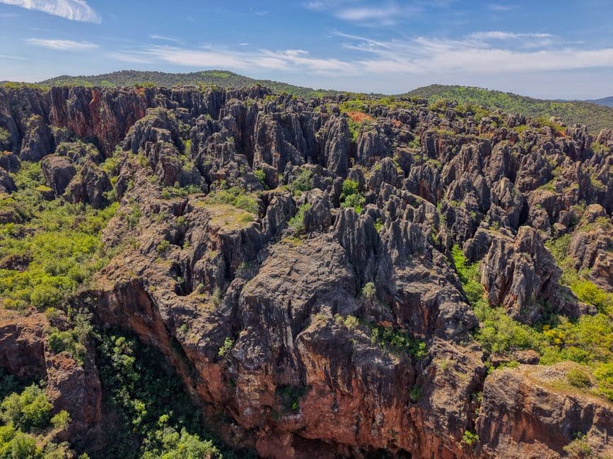 Paisaje rocoso dramático en Sierra Norte, en la sala de chat de Mairena del Aljarafe