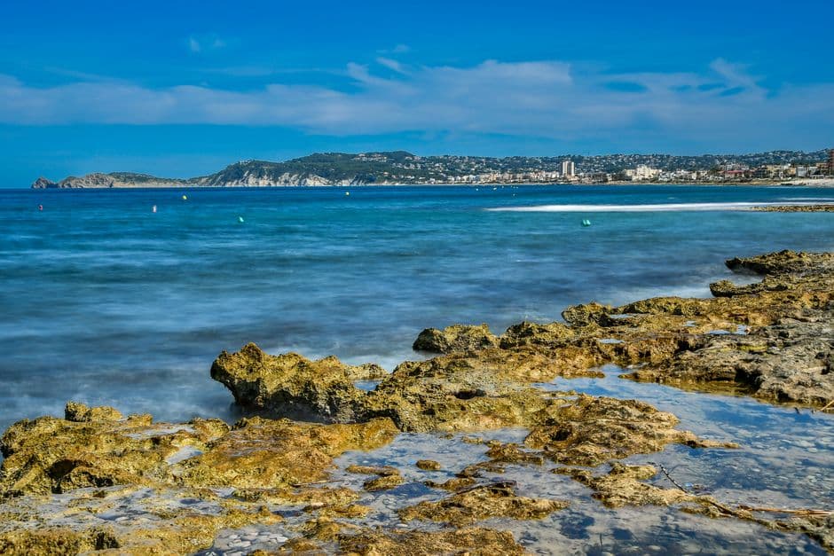 Costa rocosa en Javea, similar a Denia, en la sala de chat de Denia