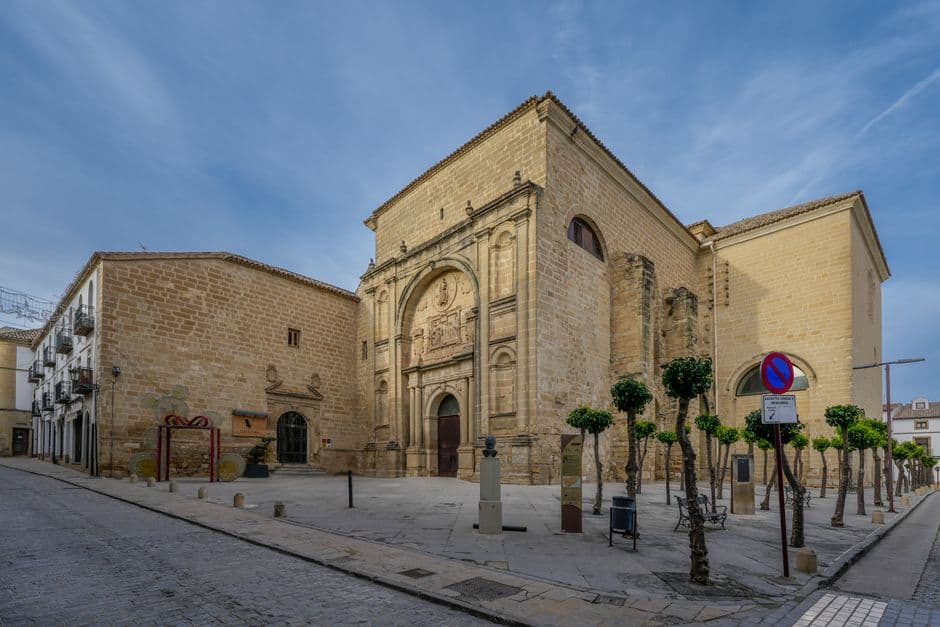 Iglesia histórica bajo el sol en la sala de chat de Mislata