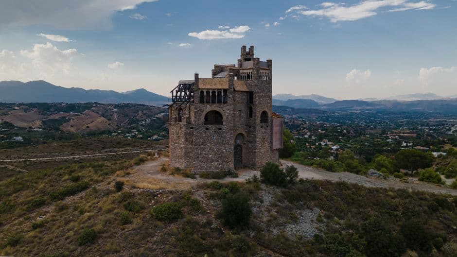 Castillo medieval en un paisaje rural, en la sala de chat de Alhaurín de la Torre