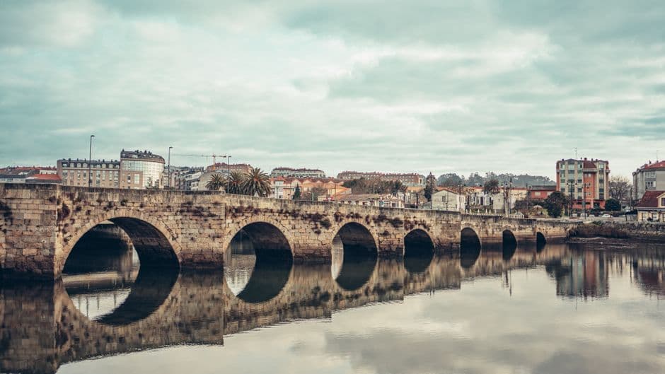 Puente sobre un río bajo un cielo azul, en la sala de chat de Portugalete