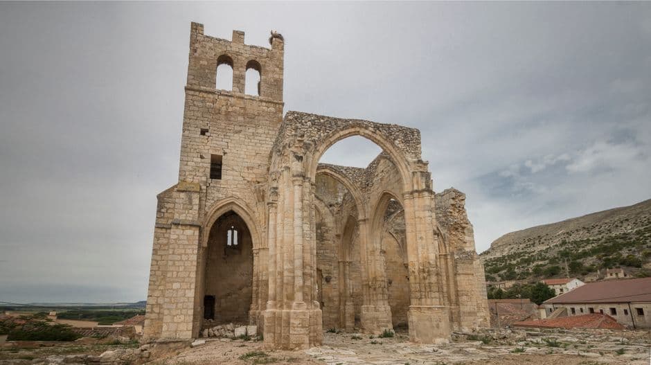 Iglesia abandonada en ruinas, en la sala de chat de Santa Eulalia del Río