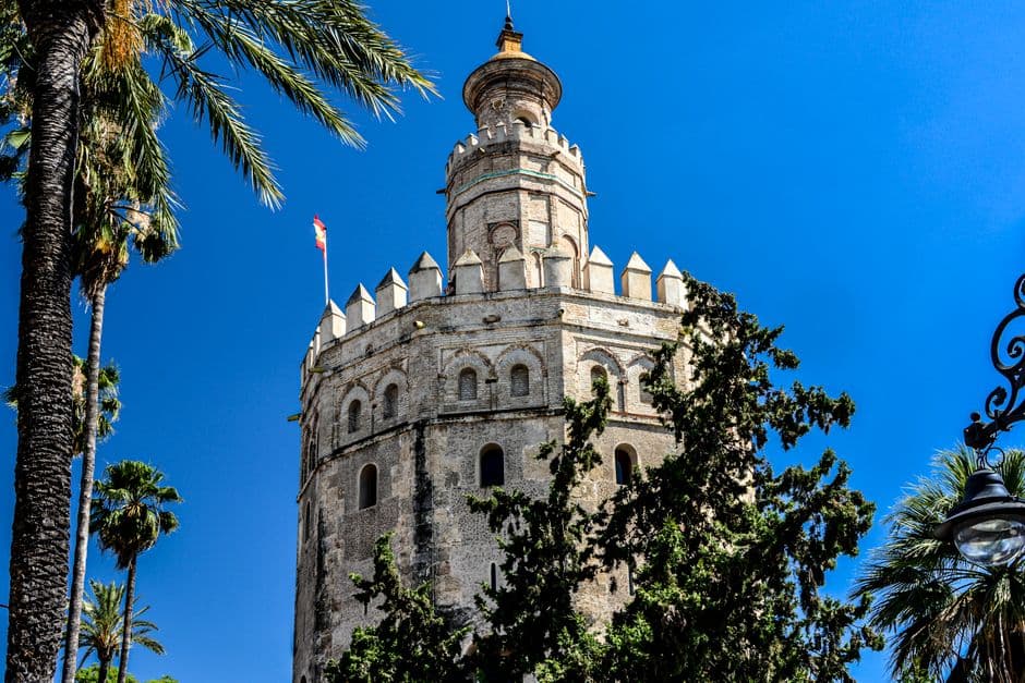 Torre del Oro en Sevilla bajo cielo azul, en la sala de chat de Torre-Pacheco