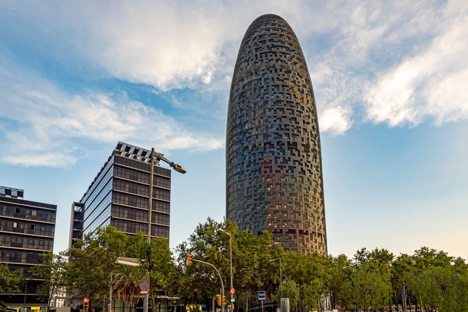 Torre bajo un cielo azul despejado, en el chat de Torre-Pacheco