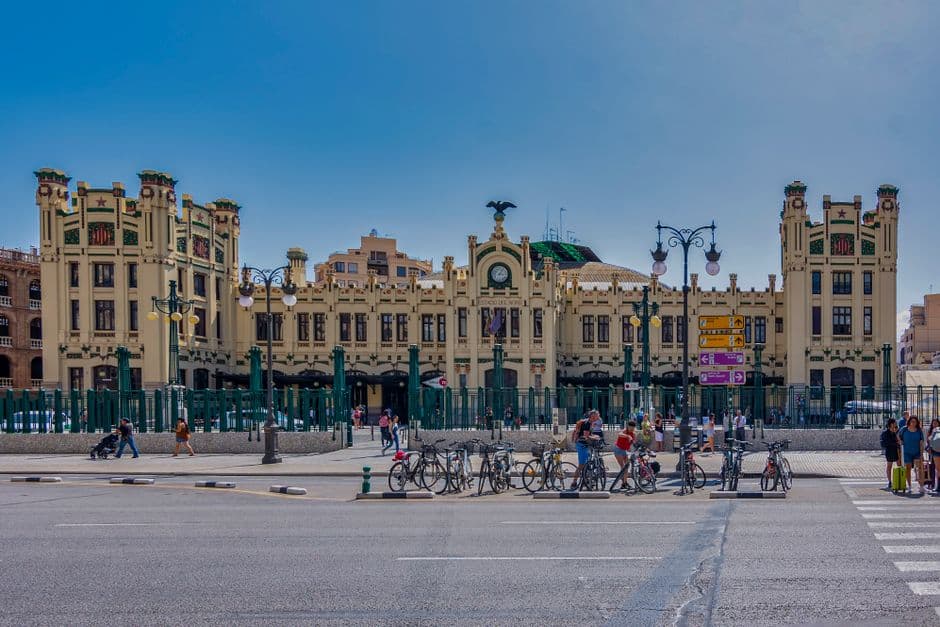 Bicicletas en la calle frente a la estación norte, en la sala de chat de Burjassot