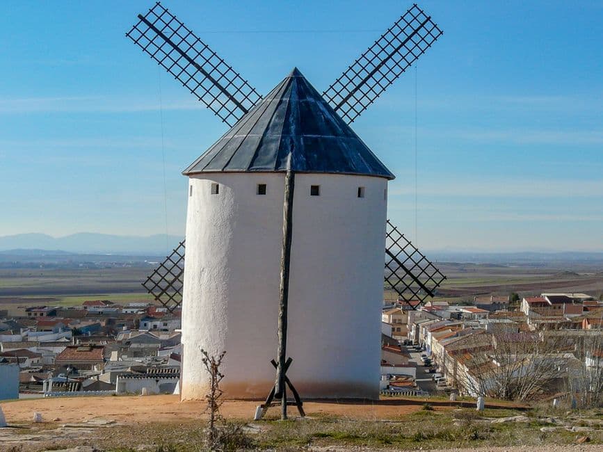 Molino y pueblo en segundo plano, en la sala de chat de La Rinconada