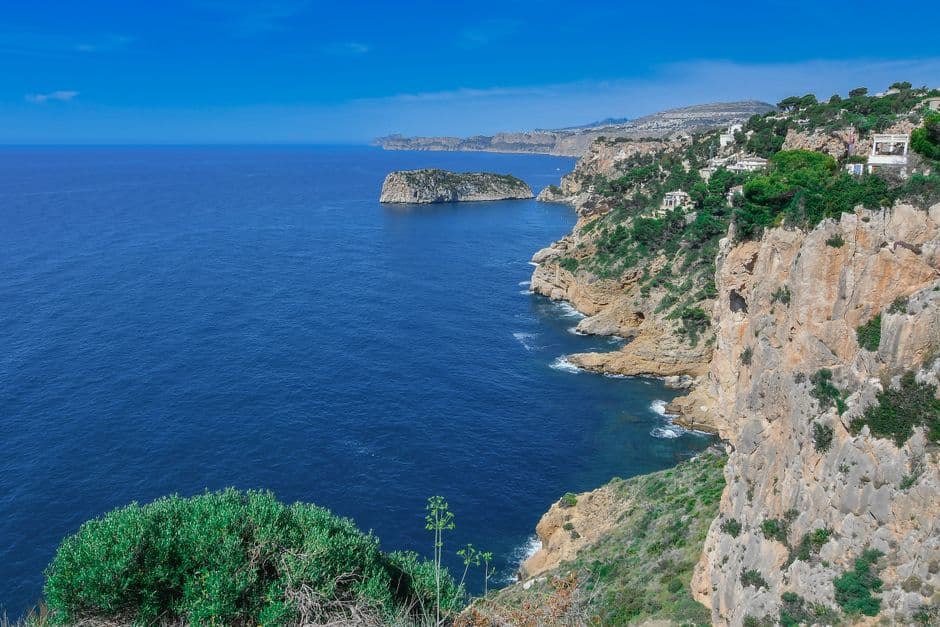 Costa española con acantilados y mar, en la sala de chat de Llucmajor
