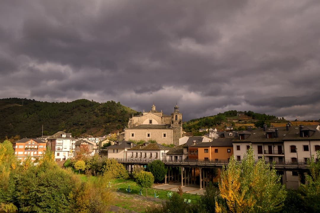Edificios con árboles al fondo, en la sala de chat de Los Palacios y Villafranca