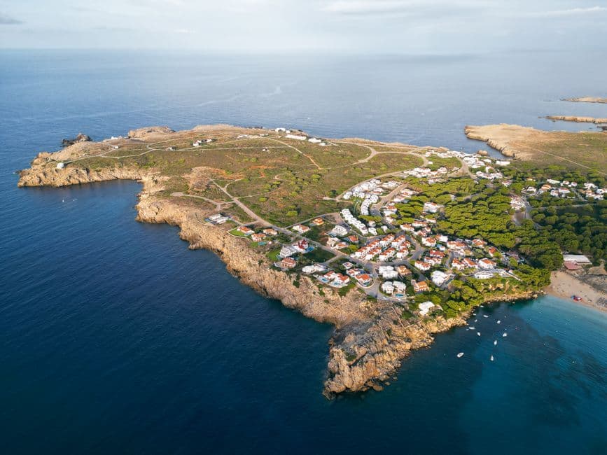 Vista aérea de un pueblo costero con tejados rojos, en la sala de chat de Águilas