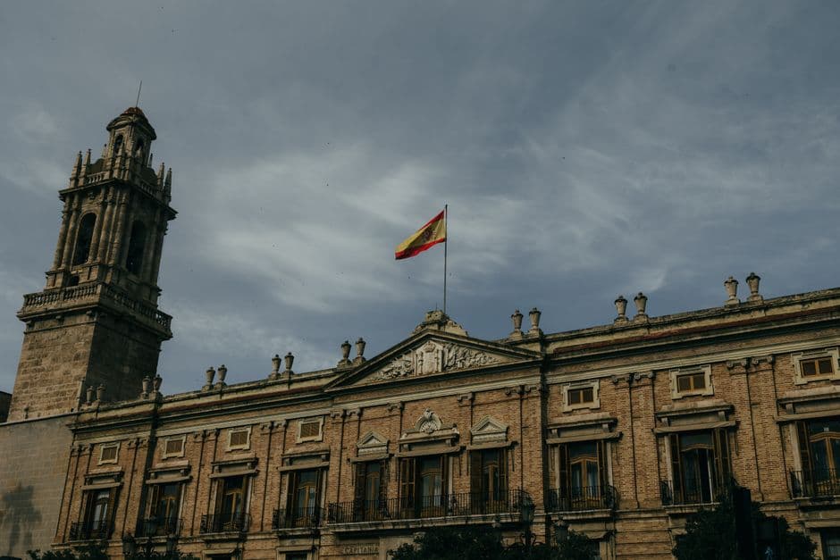 Edificio del gobierno con bandera española, en la sala de chat de Ontinyent