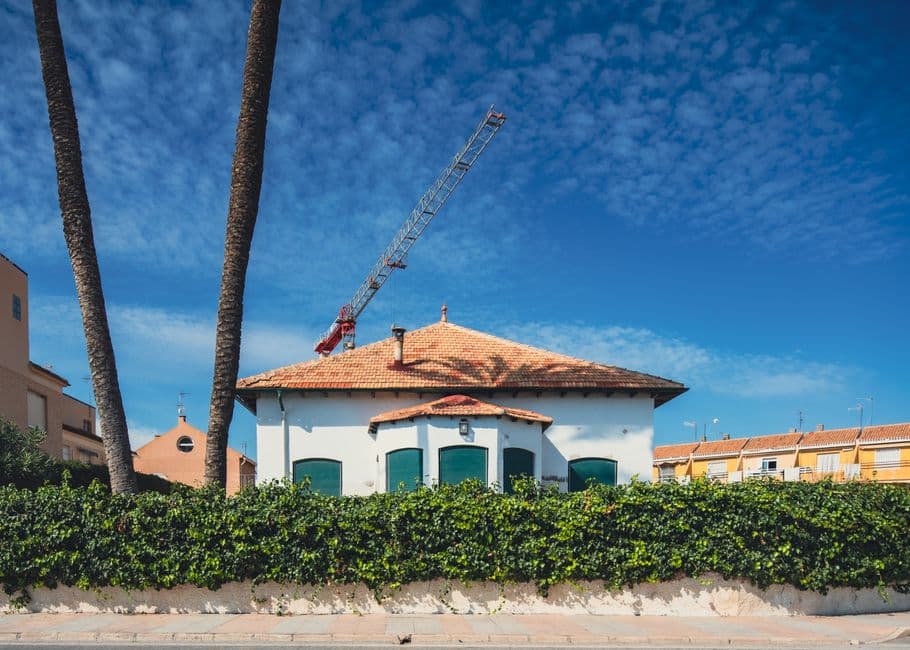 Casas en una ciudad en verano, en la sala de chat de San Javier
